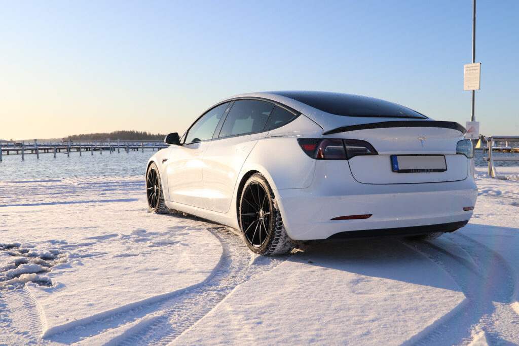 tesla model 3 snow