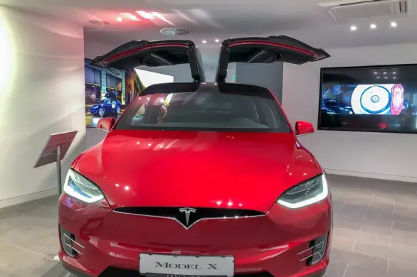 Can Tesla Model X doors open in tight spaces?