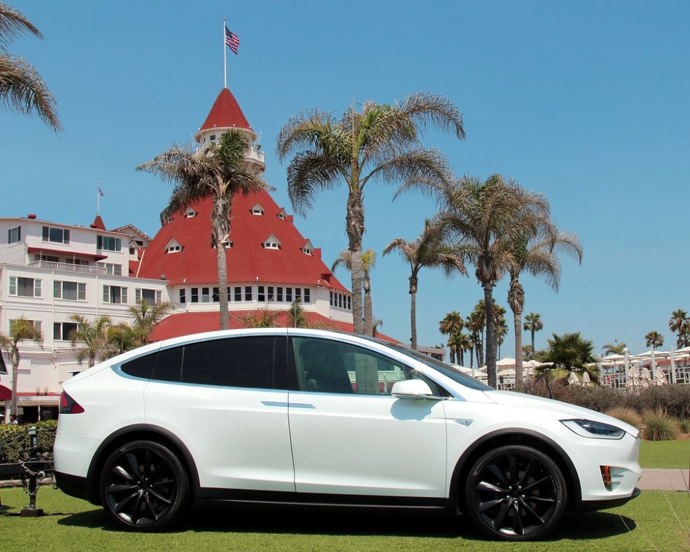 White Tesla Model X 90D